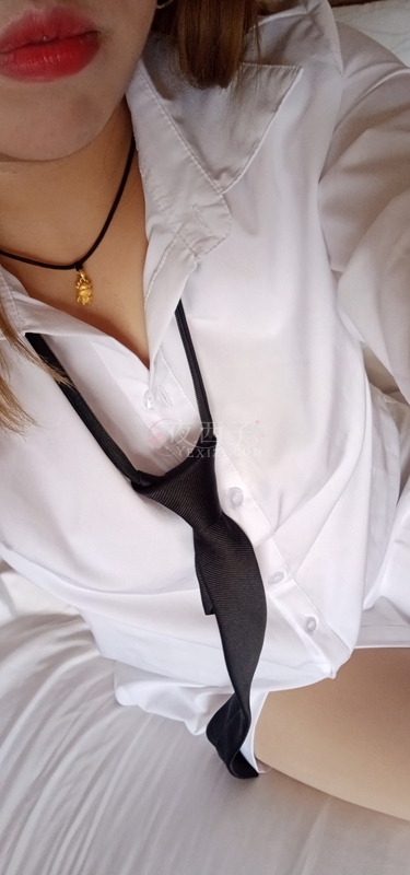 夜西子个人按摩推荐—男朋友ins风大白衬衣，腿不腿的不重要，关键我喜欢衣服！插图3