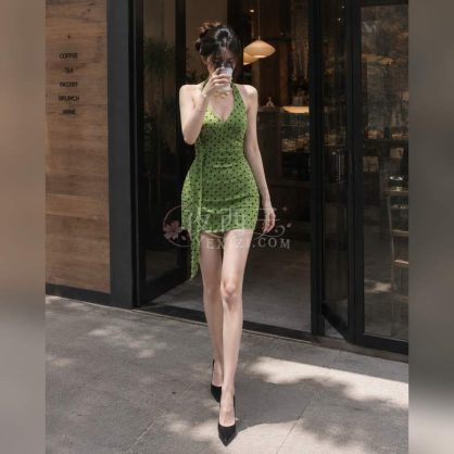 OOTD丨绿色波点挂脖裙,复古甜辣刚刚好
